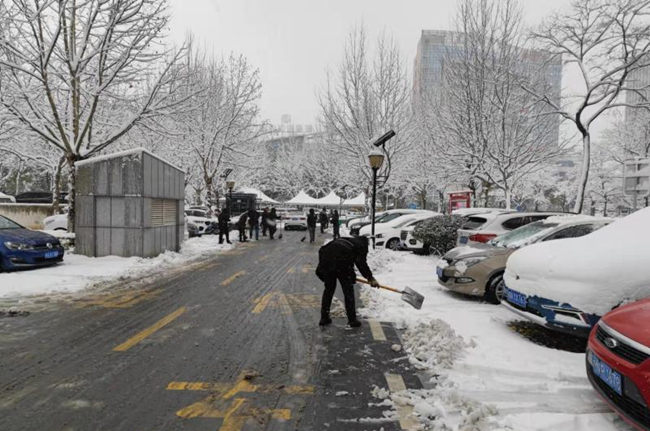 干部職工齊上陣，掃雪除冰暖民心！市住建局積極開(kāi)展掃雪除冰活動(dòng)